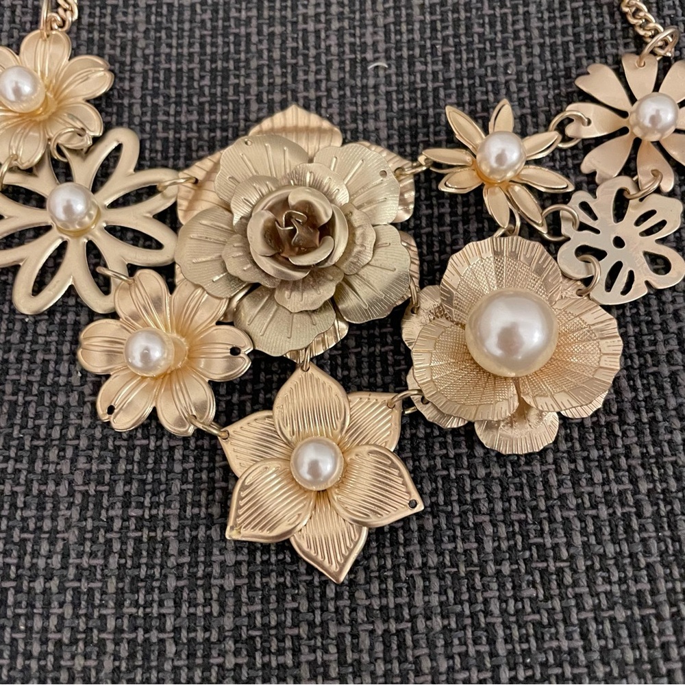 Brand new Retro Bib metal brushed gold tone Floral pearl necklace - Picture 10 of 10